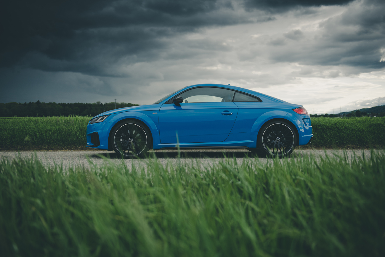 Turboblau und Audi passt zusammen. Der TT umgeben von einer mystischen Wetterstimmung.