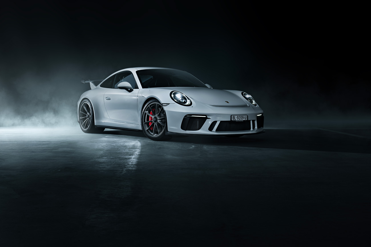 Schwarzer Hintergrund in der Autofotografie. Der Porsche GT3 vor schwarzem Background.