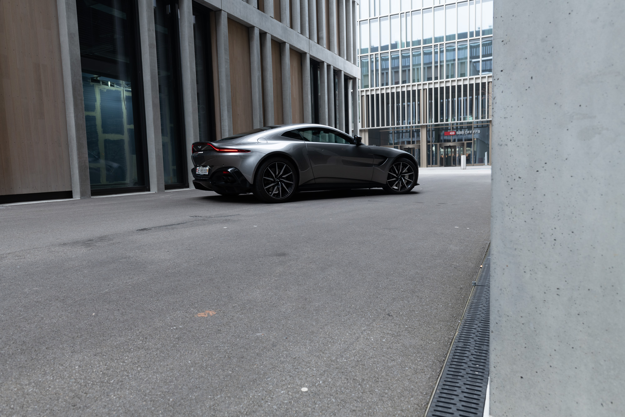 Ein RAW Foto des Aston Martin vor der Bildbearbeitung.