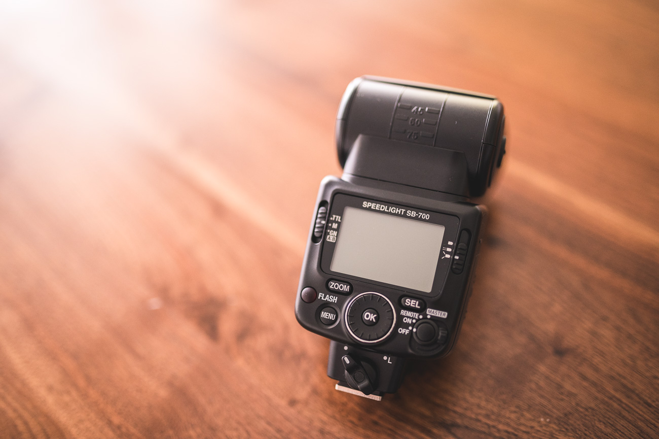 Rückseite des Nikon SB-700 Blitzgerätes