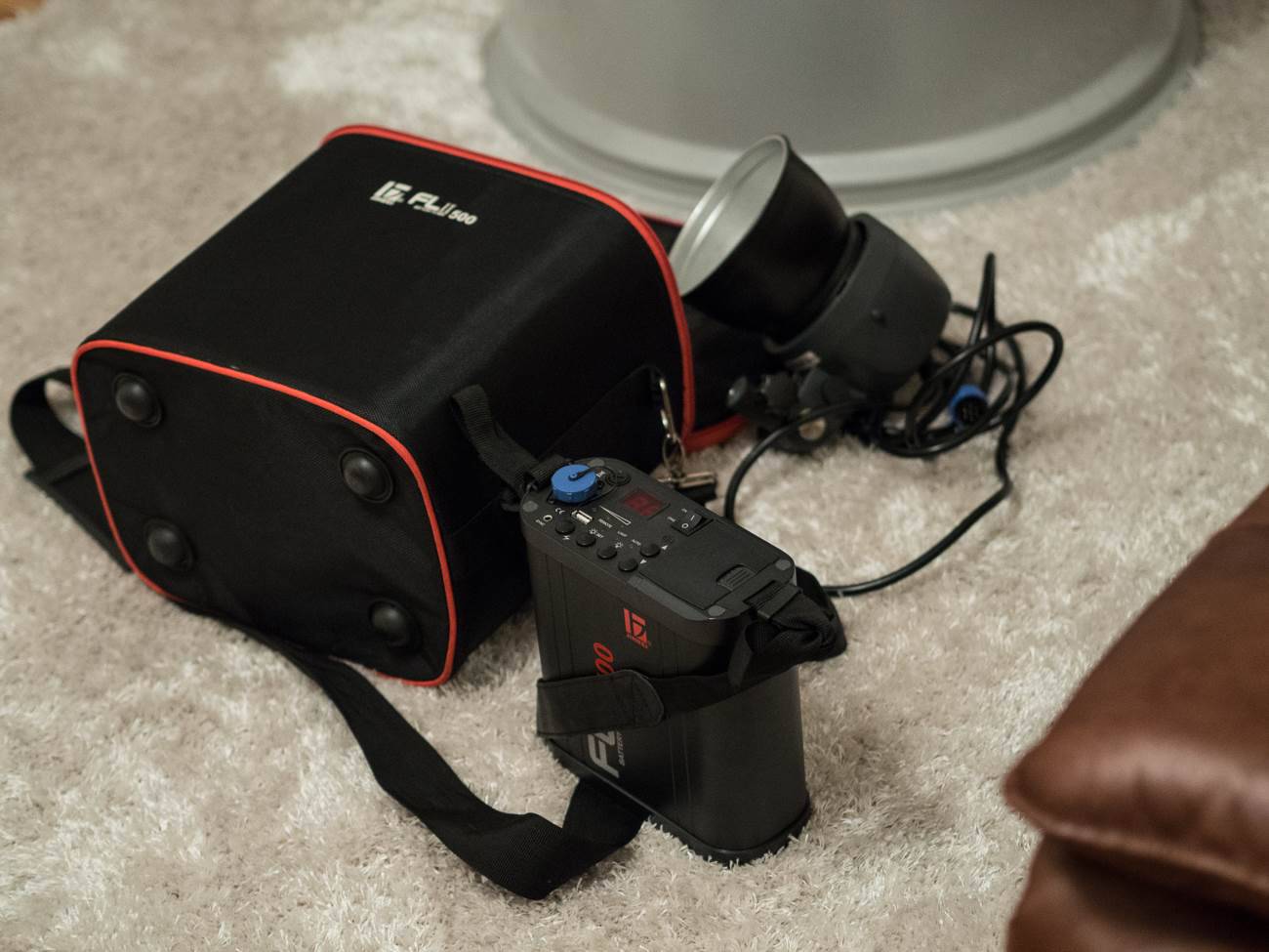 Mobiler Jinbei Blitz bestehend aus Blitzkopf und Akku.