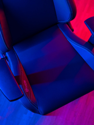 Der Fotografen Bürostuhl von noblechairs erinnert an Sportsitze eines echten AMG's.