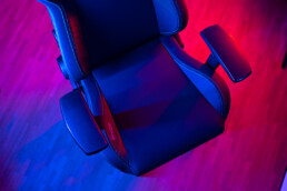 Der Fotografen Bürostuhl von noblechairs erinnert an Sportsitze eines echten AMG's.