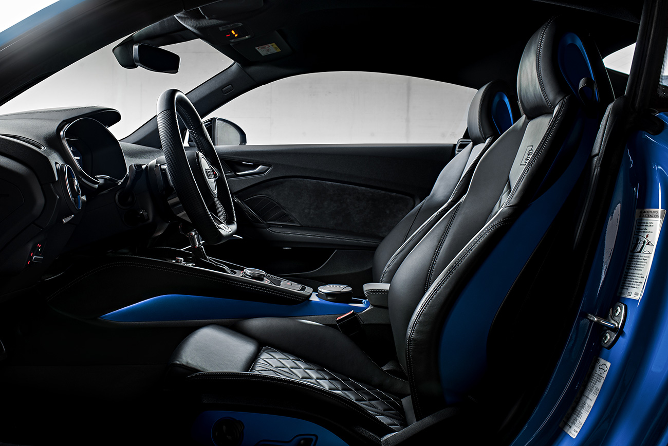 Ein Weitwinkelobjektiv eignet sich für das Fotografieren von Fahrzeuginnenräumen