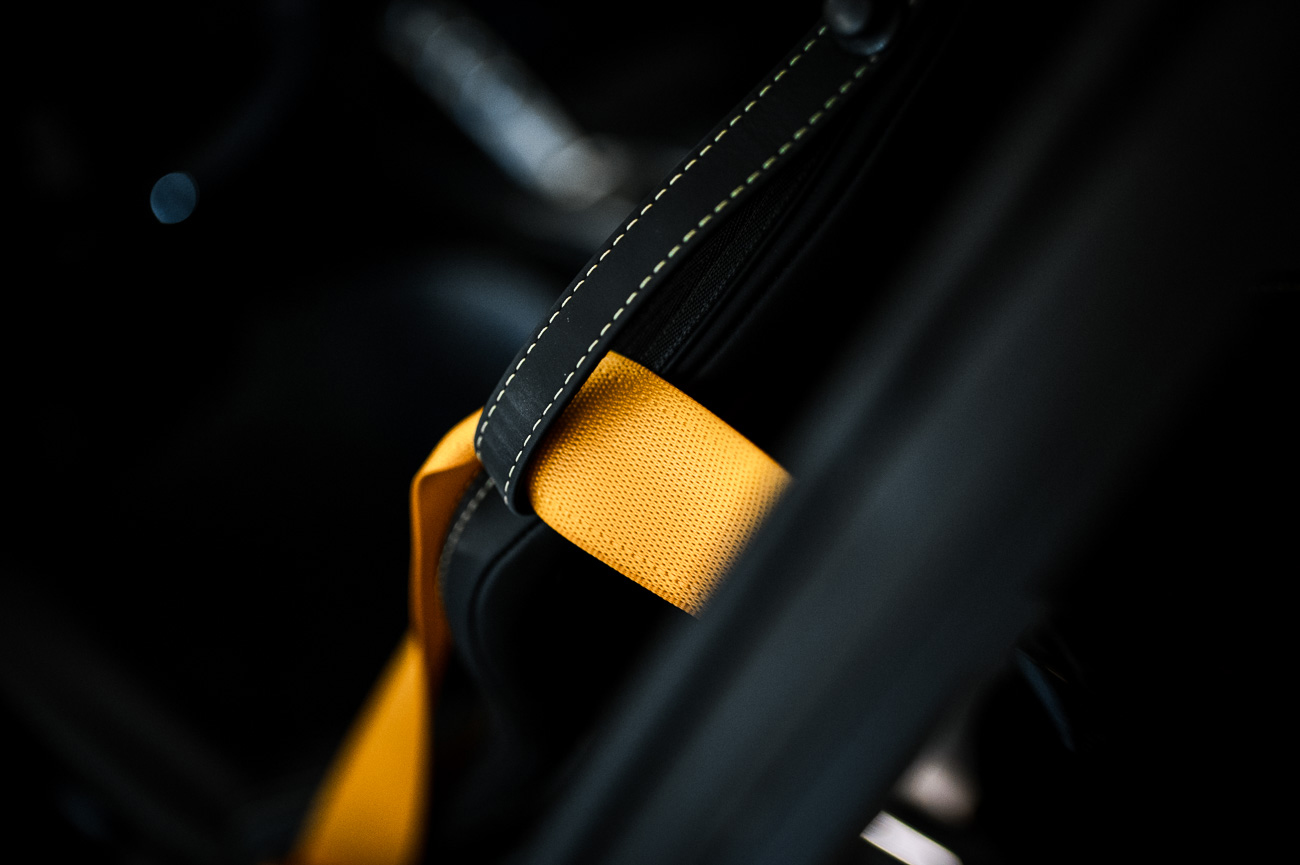 Der gelbe Sicherheitsgurt des Ferrari 812 Superfast.