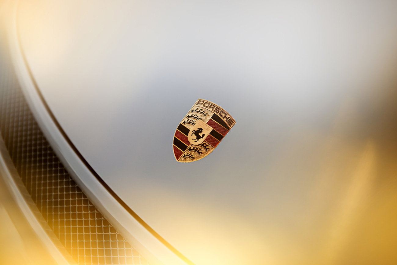 Details sind beim Auto fotografieren wichtig. Hier das Porsche Logo.