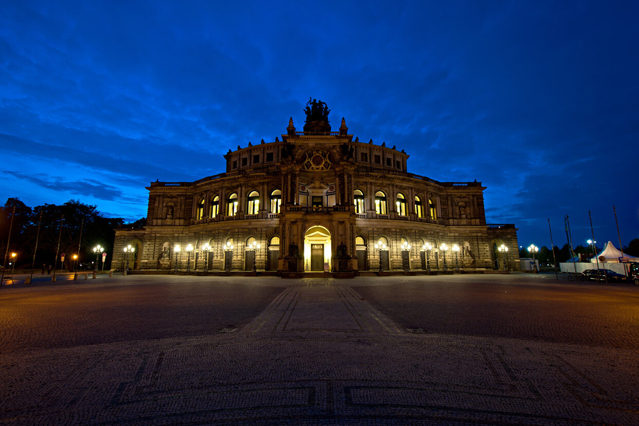 In Dresden fotografieren lohnt sich. Eine beliebte Location ist die Semperoper zur blauen Stunde.