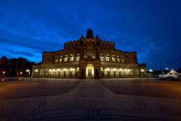 In Dresden fotografieren lohnt sich. Eine beliebte Location ist die Semperoper zur blauen Stunde.