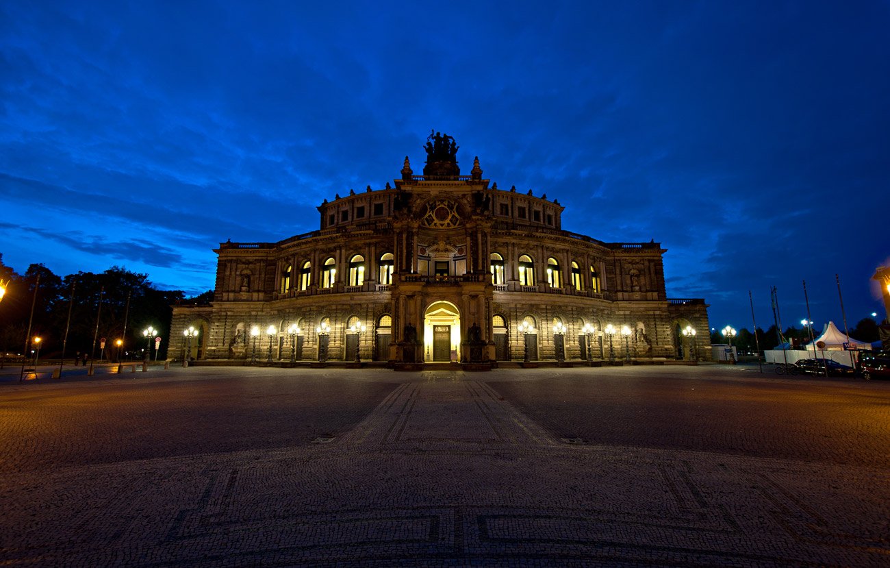 In Dresden fotografieren lohnt sich. Eine beliebte Location ist die Semperoper zur blauen Stunde.