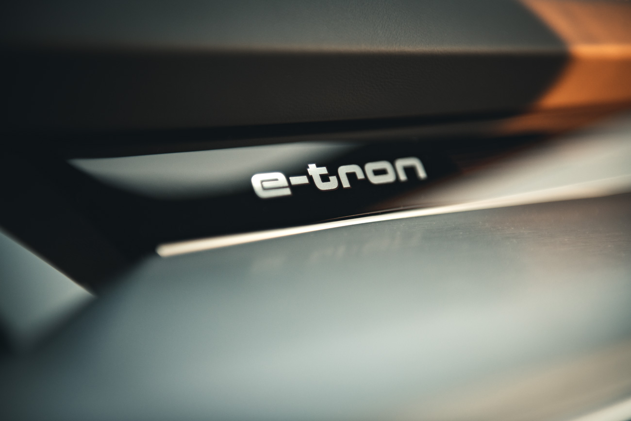 Der E-Tron Schriftzug im Cockpit des Audi E-Tron Sportback 55 quattro.