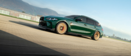 Fahrende Autos wie der grüne BMW M3 Touring lassen sich mit unterschiedlichen Techniken wie Rolling und Panning Shot fotografieren.