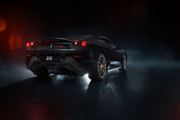 Der schwarze Ferrari 430 Scuderia von hinten. Autofotografie und Bildbearbeitung durch phPics.