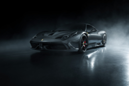 Der graue Ferrari 458 Speciale lauert in der Dunkelheit.