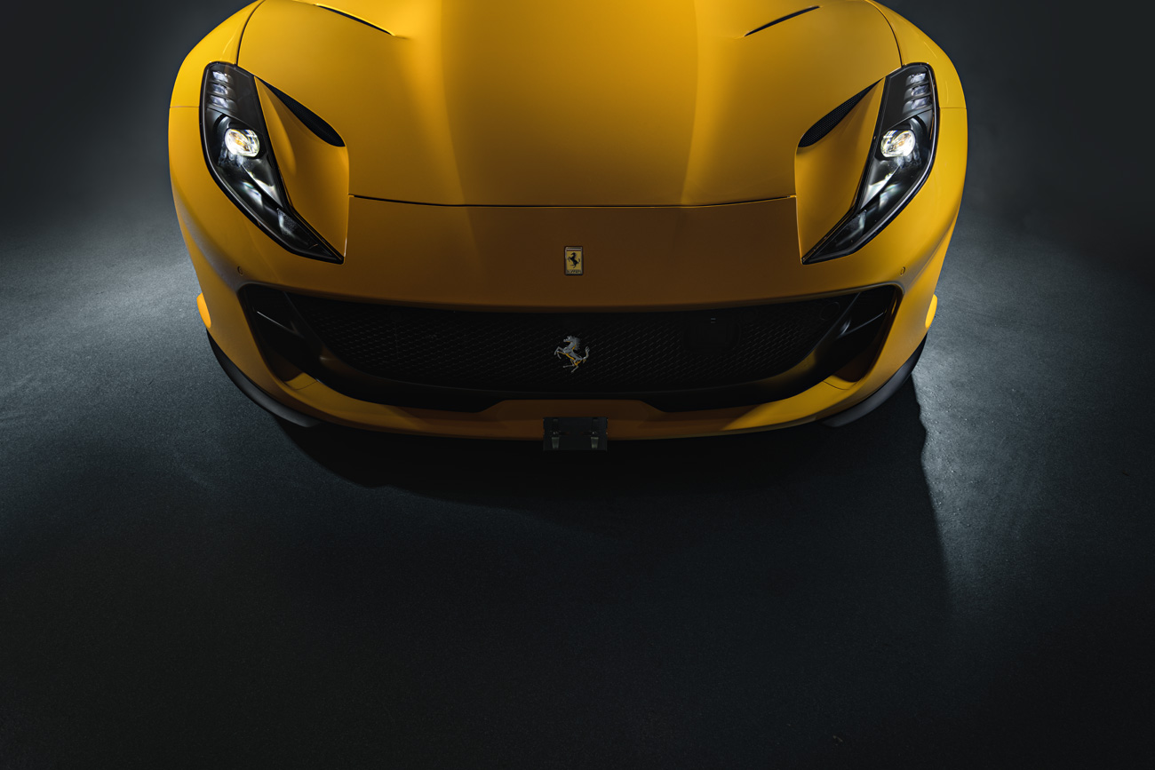 Die Front des 12 Zylinder Ferrari 812 Superfast.