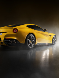 Die Heckansicht des gelben Ferrari F12 Berlinetta.