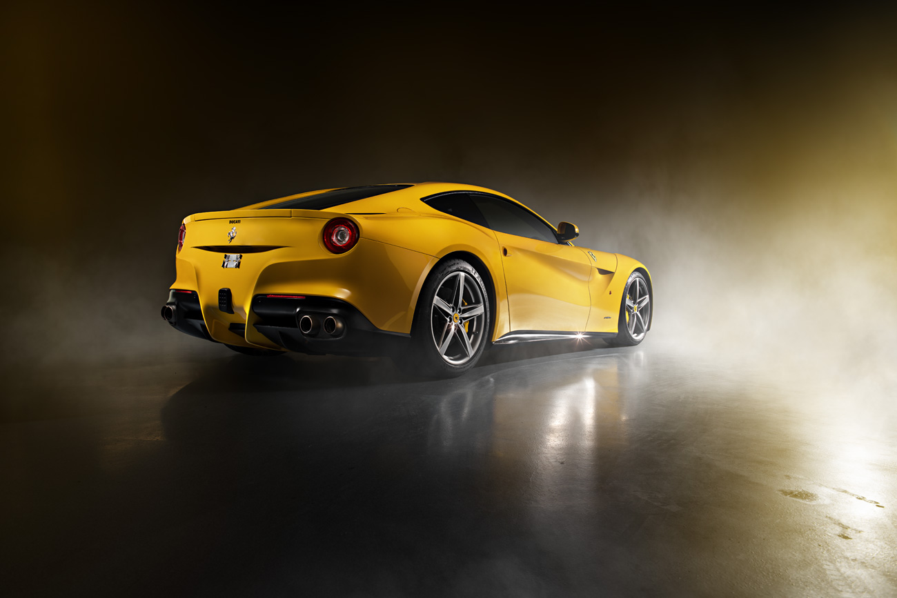 Professionelle Fahrzeugfotografie mit dem gelben Ferrari F12