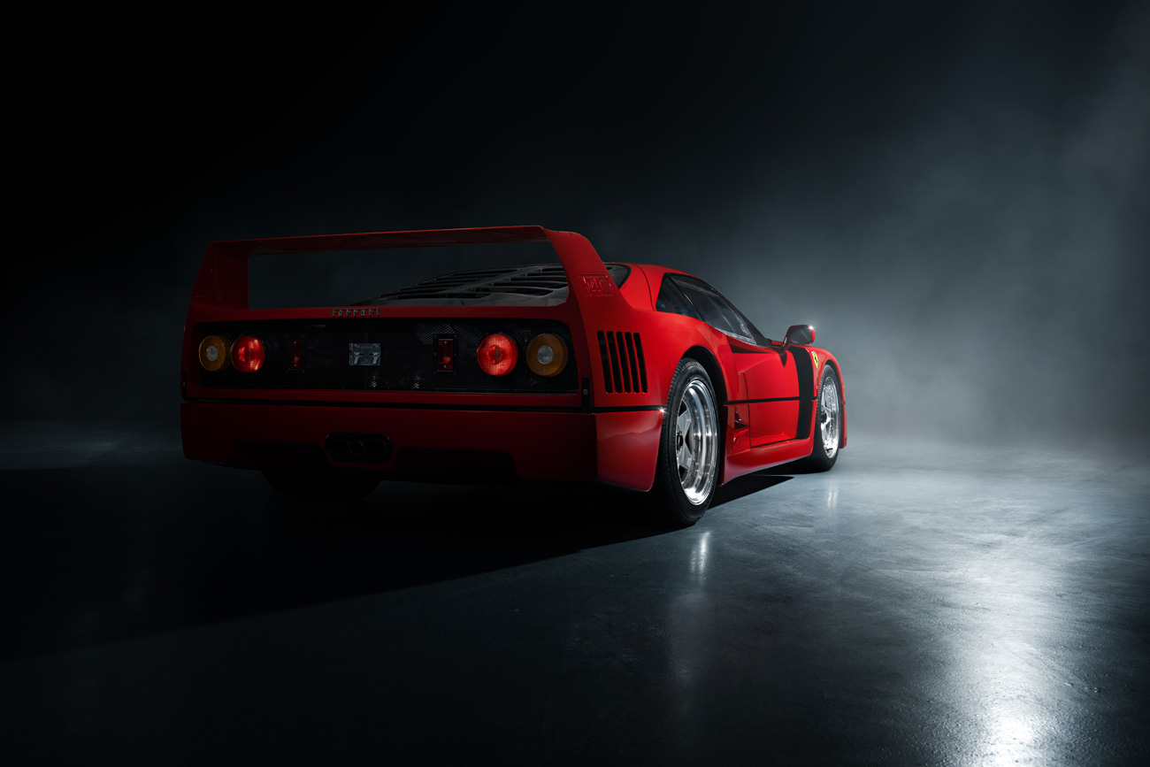 Ferrari F40 Heckansicht. Der rote Prototyp wurde von Automobilfotograf phPics in Szene gesetzt.