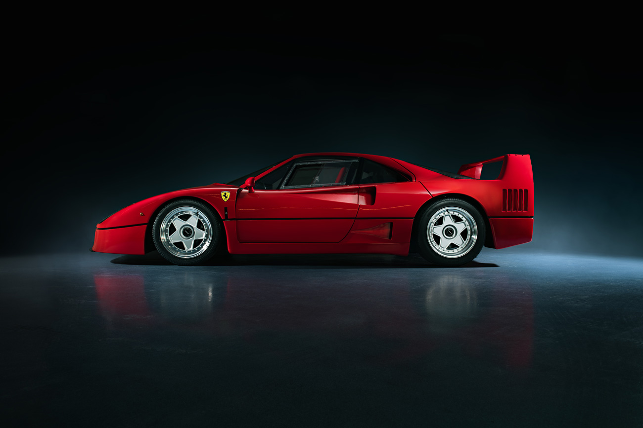 Prototyp Ferrari F40 in rot. Seitenansicht der absoluten Rarität. Inszeniert von Autofotograf phPics.