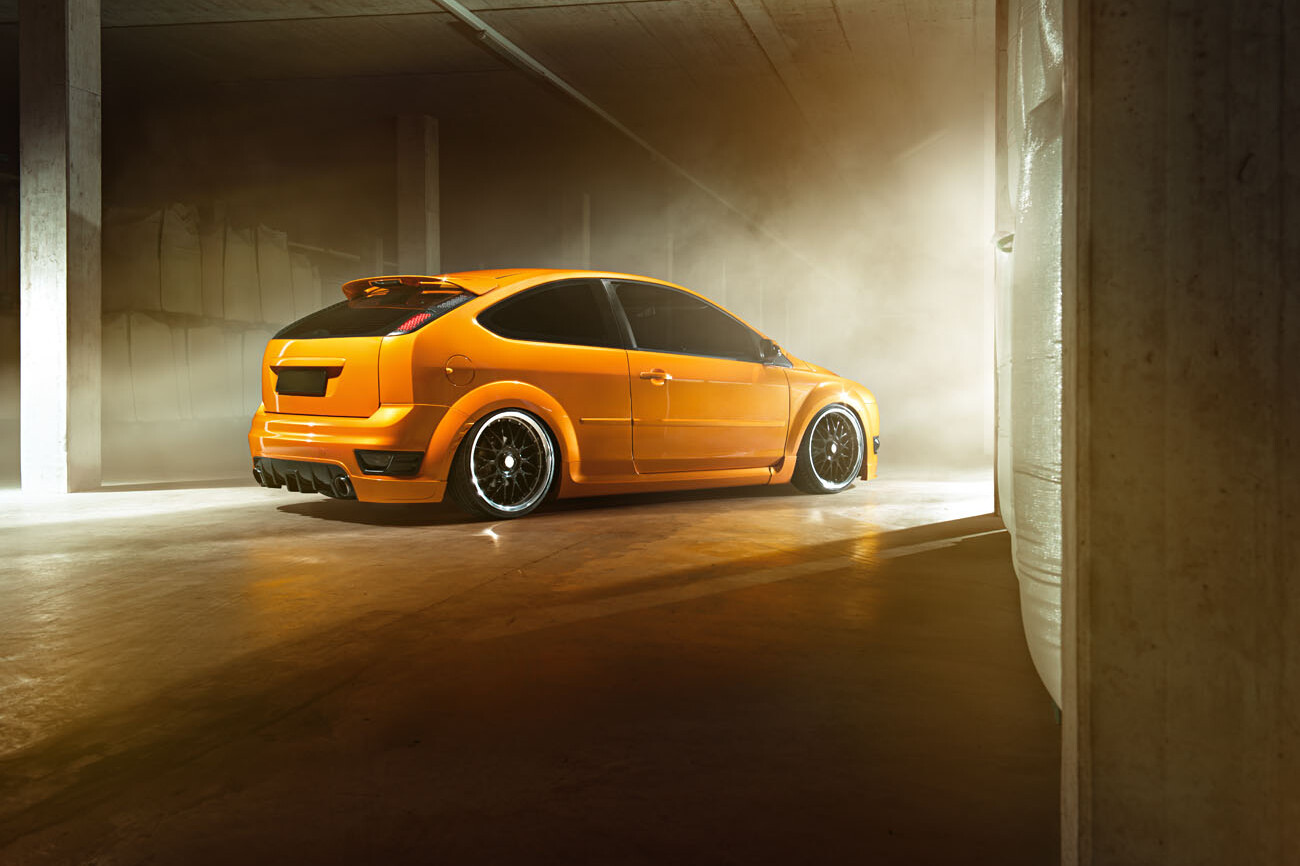 Der Ford Focus ST MK2 in orange mit Tieferlegung und Felgen.
