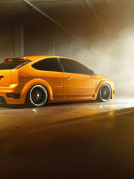 Der Ford Focus ST MK2 in orange mit Tieferlegung und Felgen.
