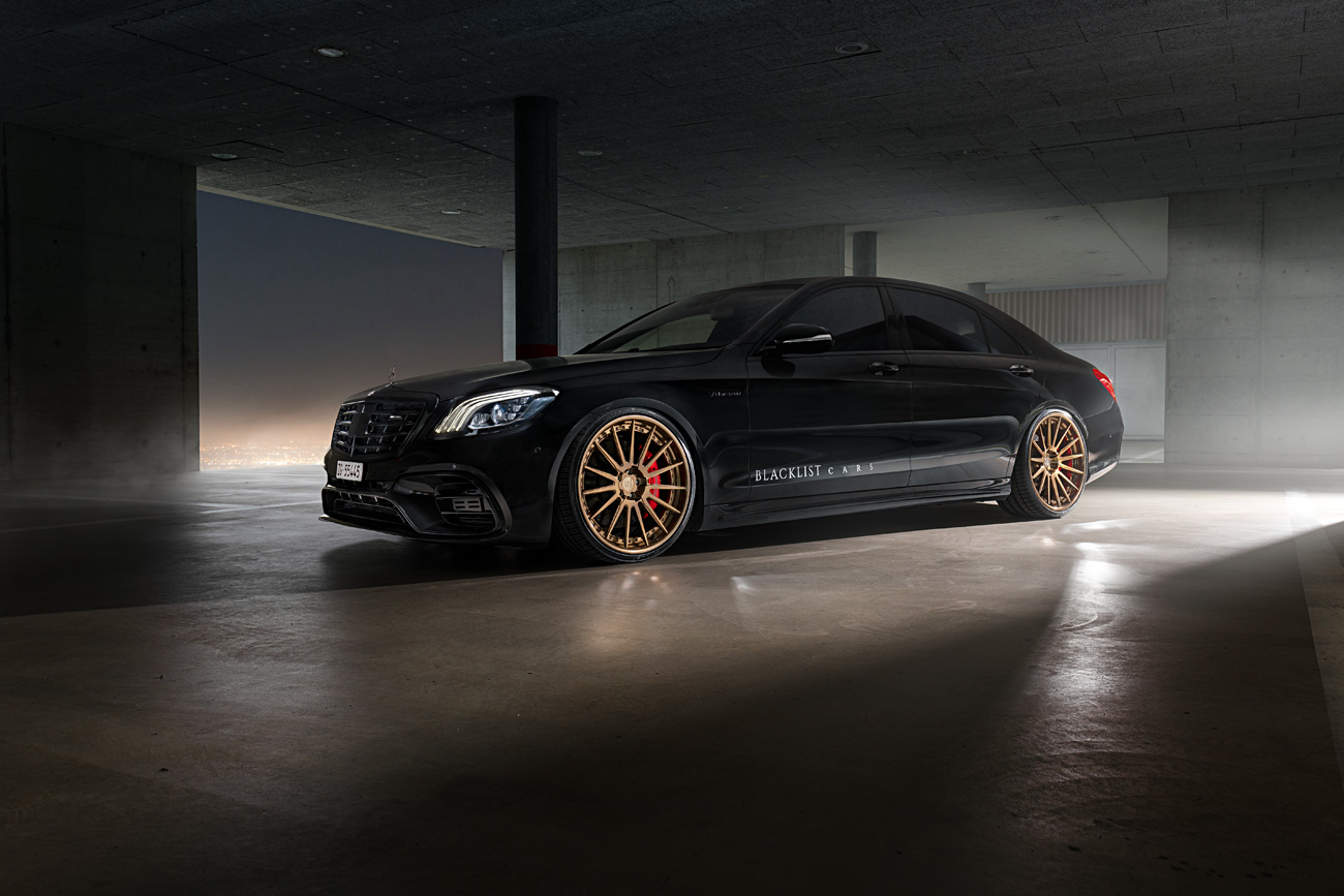 Ein Foto eines schwarzen Autos mit Felgen in bronze-gold.