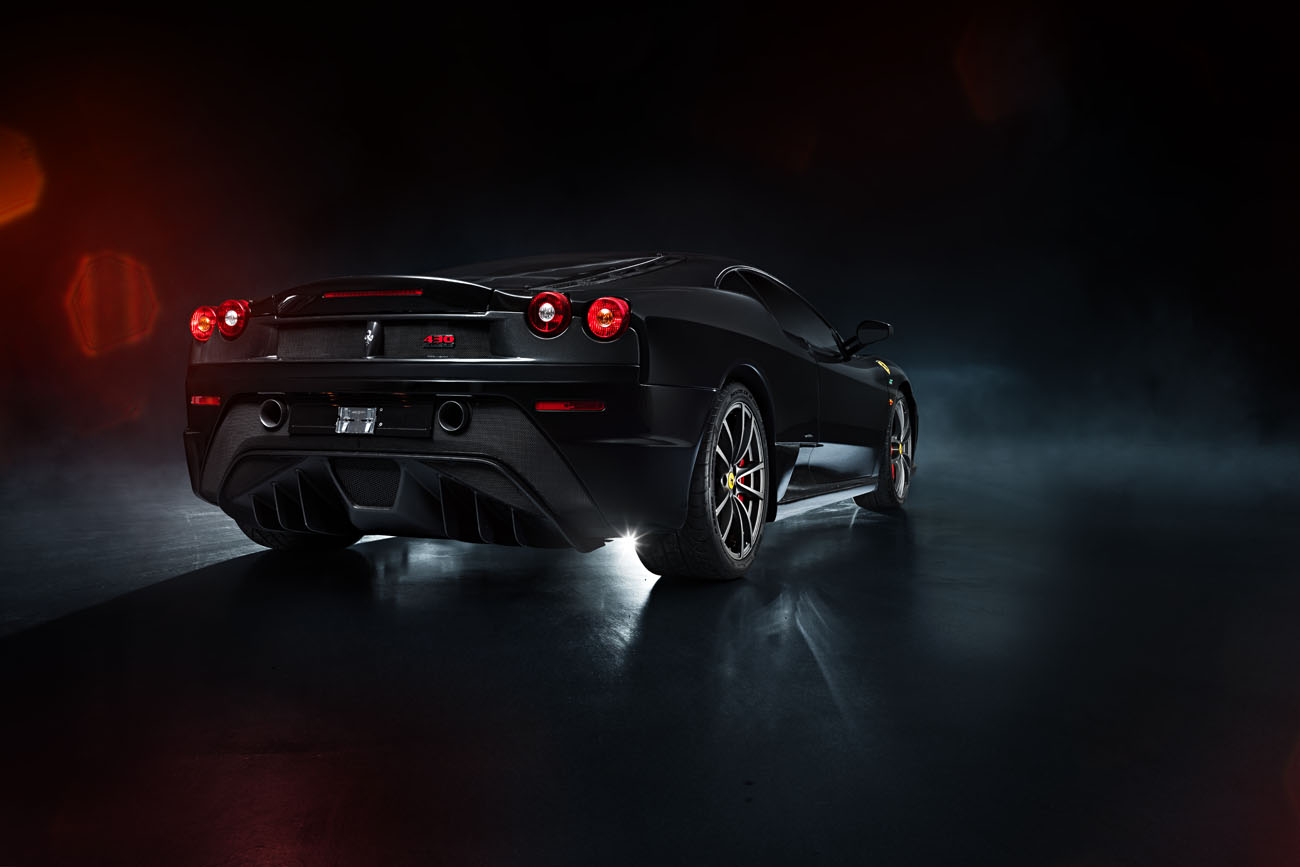 Die Fotografie eines schwarzen Autos in der Dunkelheit ist sehr anspruchsvoll.