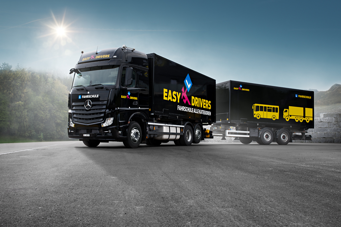 LKW Fotoshooting im Sonnenlicht. phPics setzt den Anhängerzug von Easy Drivers in Szene.