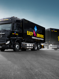 LKW Fotoshooting im Sonnenlicht. phPics setzt den Anhängerzug von Easy Drivers in Szene.