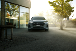 Die m&auml;chtige Front des ersten vollelektrischen Autos von Audi.