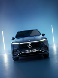 Professionelle Autofotografie von phPics an einem Mercedes-Benz EQS SUV.