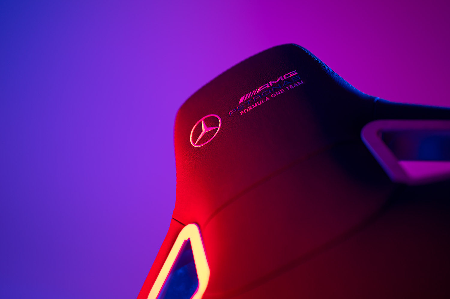 Die Kopfstütze des Mercedes-AMG Gamingstuhls von noblechairs.