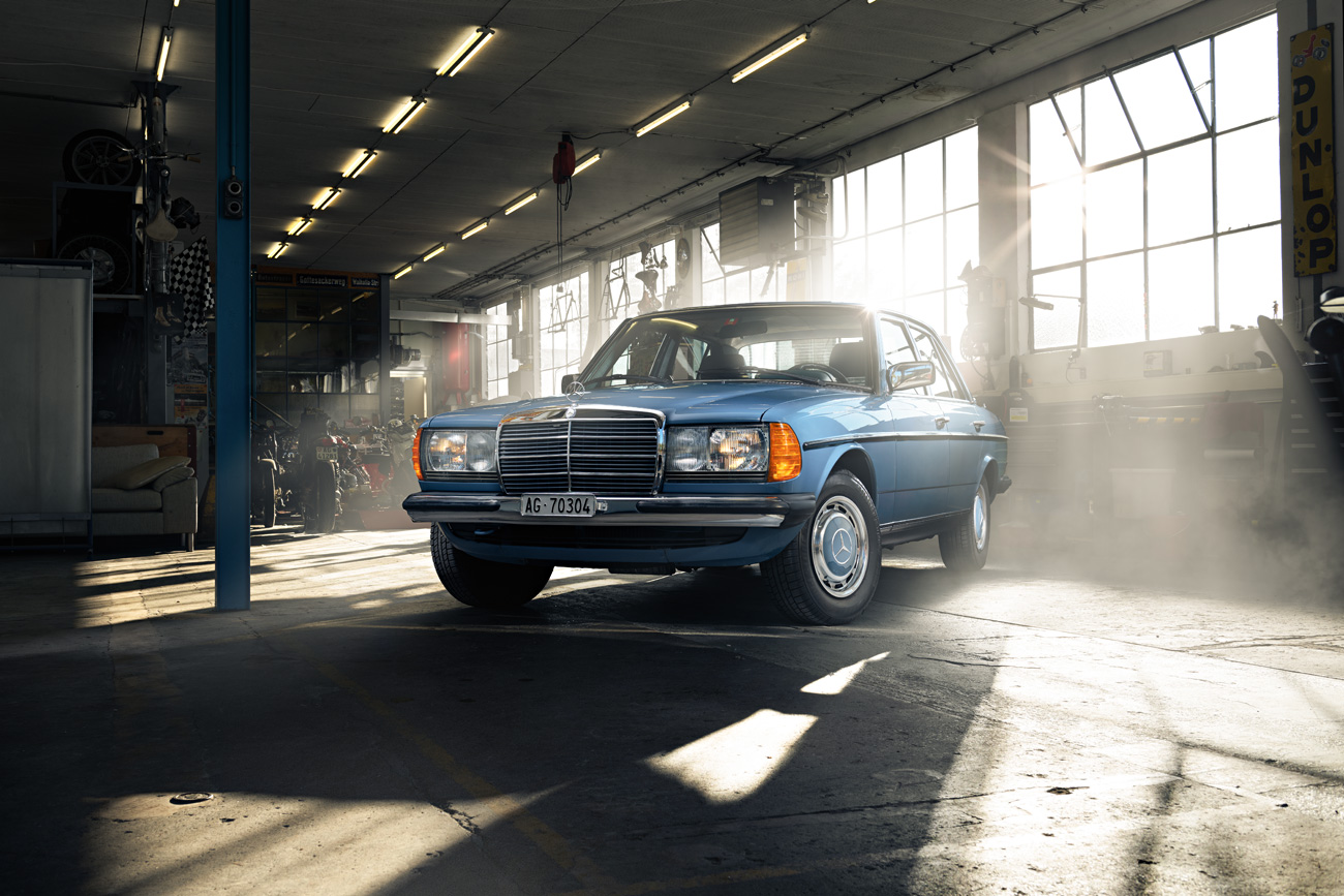 Der Mercedes-Benz W123 in einer Indoorhalle von Autofotograf phPics inszeniert.
