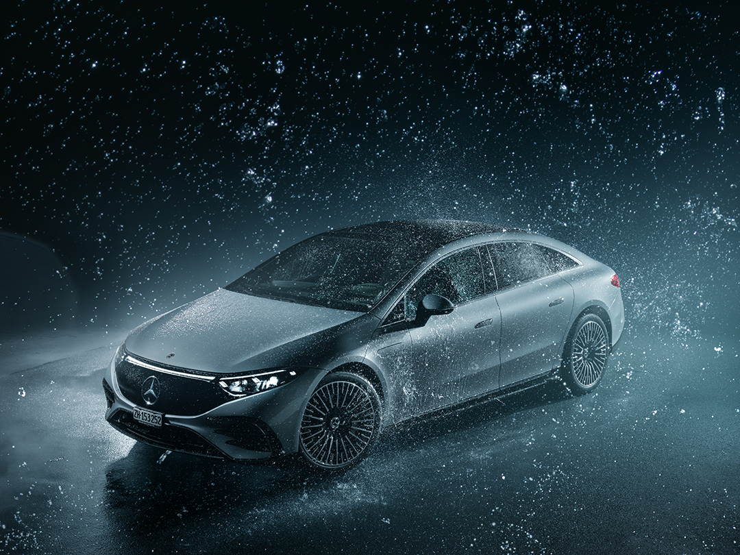 Der elektrische Mercedes EQS von Fotograf phPics inszeniert.
