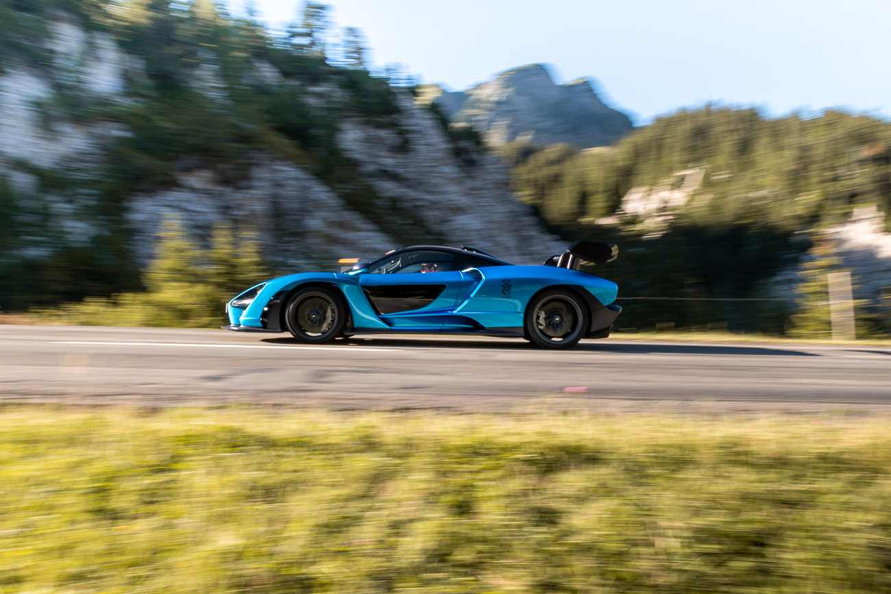 Mittels Kameraschwenk (Mitzieher) ein fahrendes Auto fotografieren