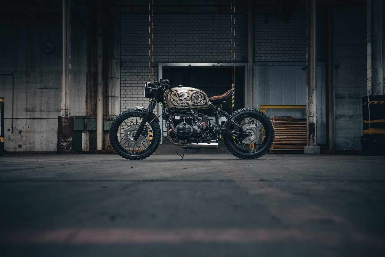 Beim Motorrad fotografieren macht auch ein Custombike in einer Industrieumgebung eine grossartige Figur.