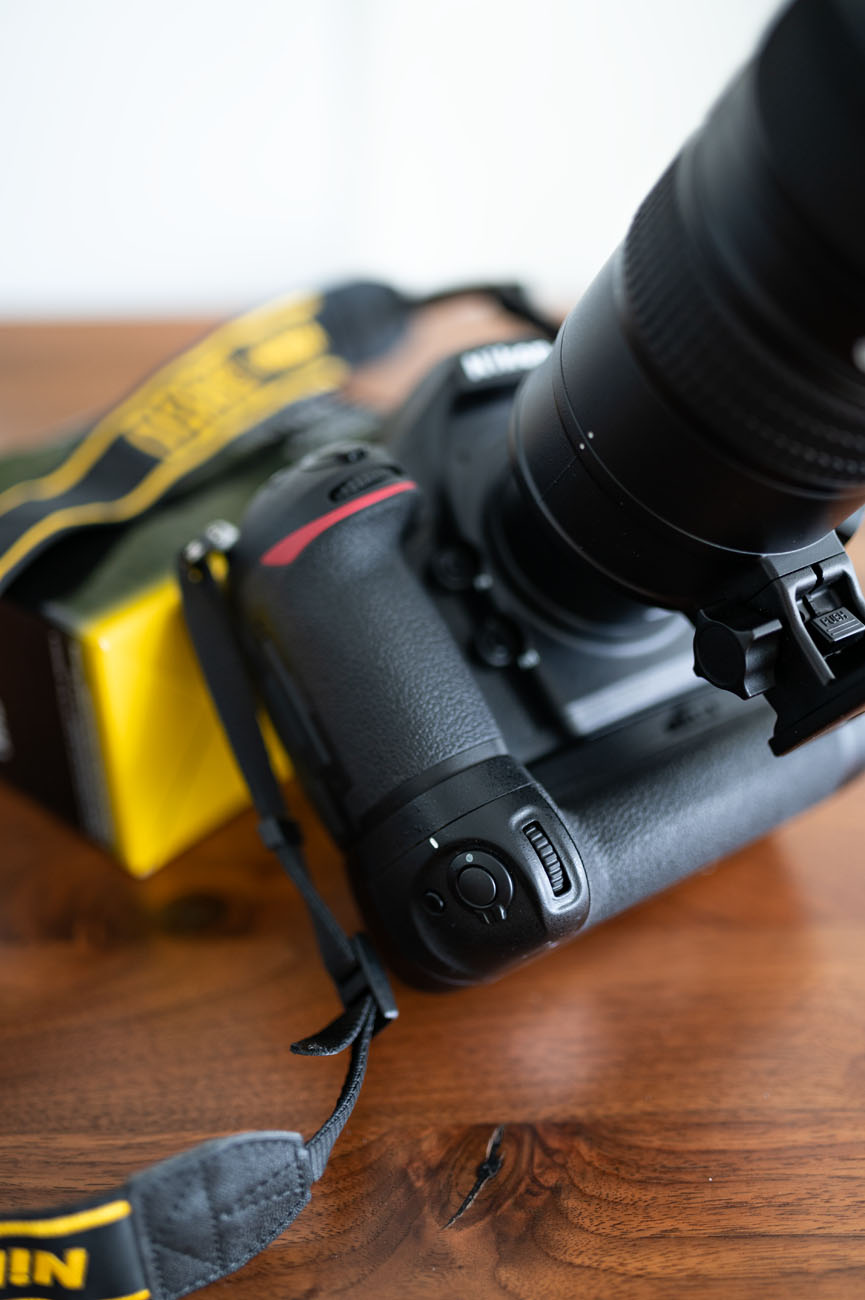 Nikon D850 Batteriegriff mit Auslöseknopf.