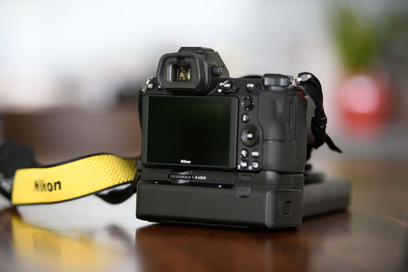 Nikon Z6 Rückansicht mit angesetztem Batteriegriff.