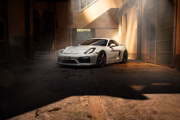 Weisser Porsche Cayman GT4 fotografiert durch phPics Photography