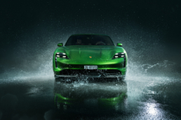 Wasser f&uuml;r den gr&uuml;nen Porsche Taycan Turbo S.