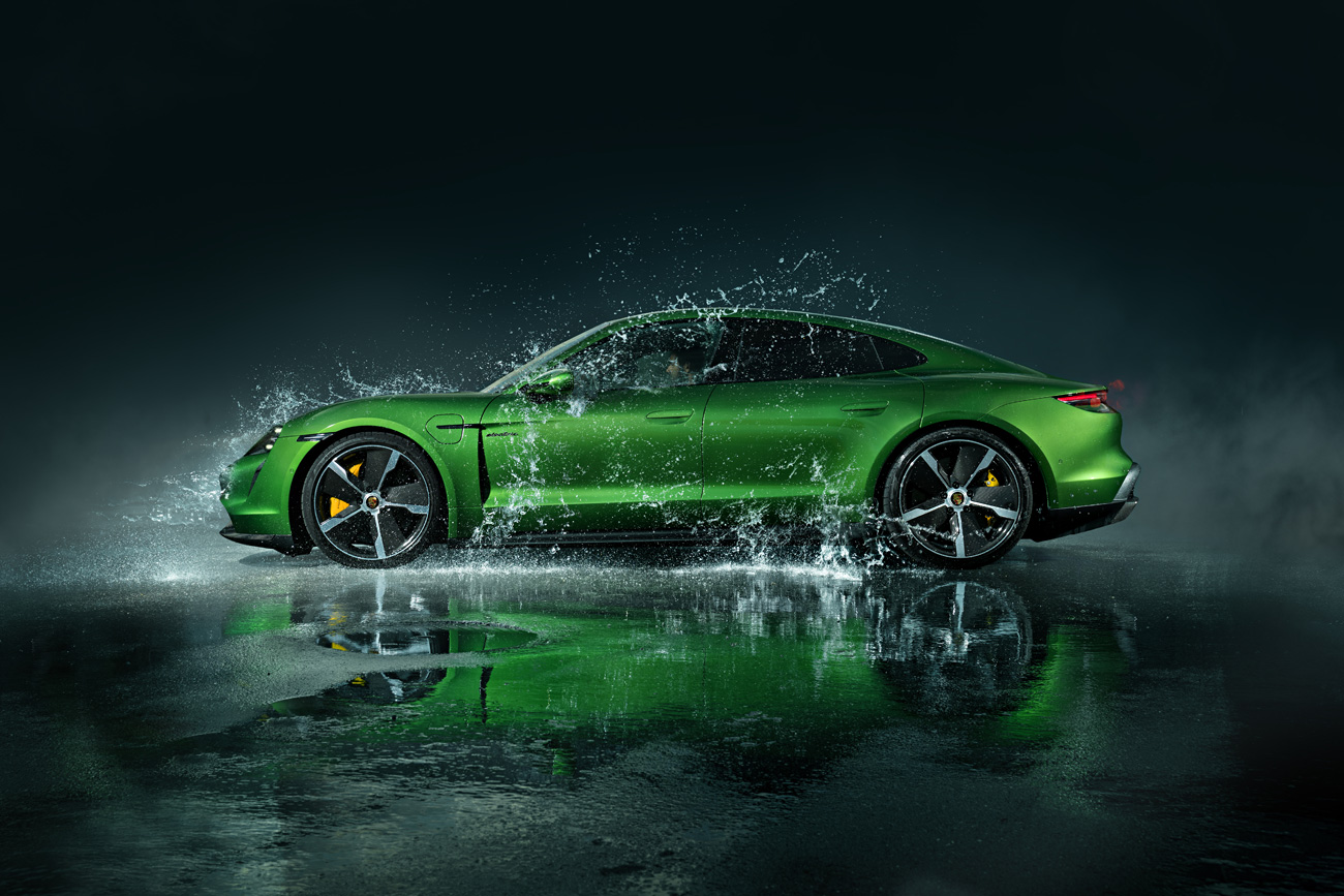 Der Porsche Taycan Turbo S macht eine Vollbremsung bei nasser Fahrbahn.