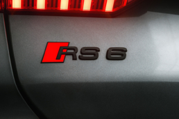 Der RS6 Schriftzug. Zeichen von Kraft und Eleganz.