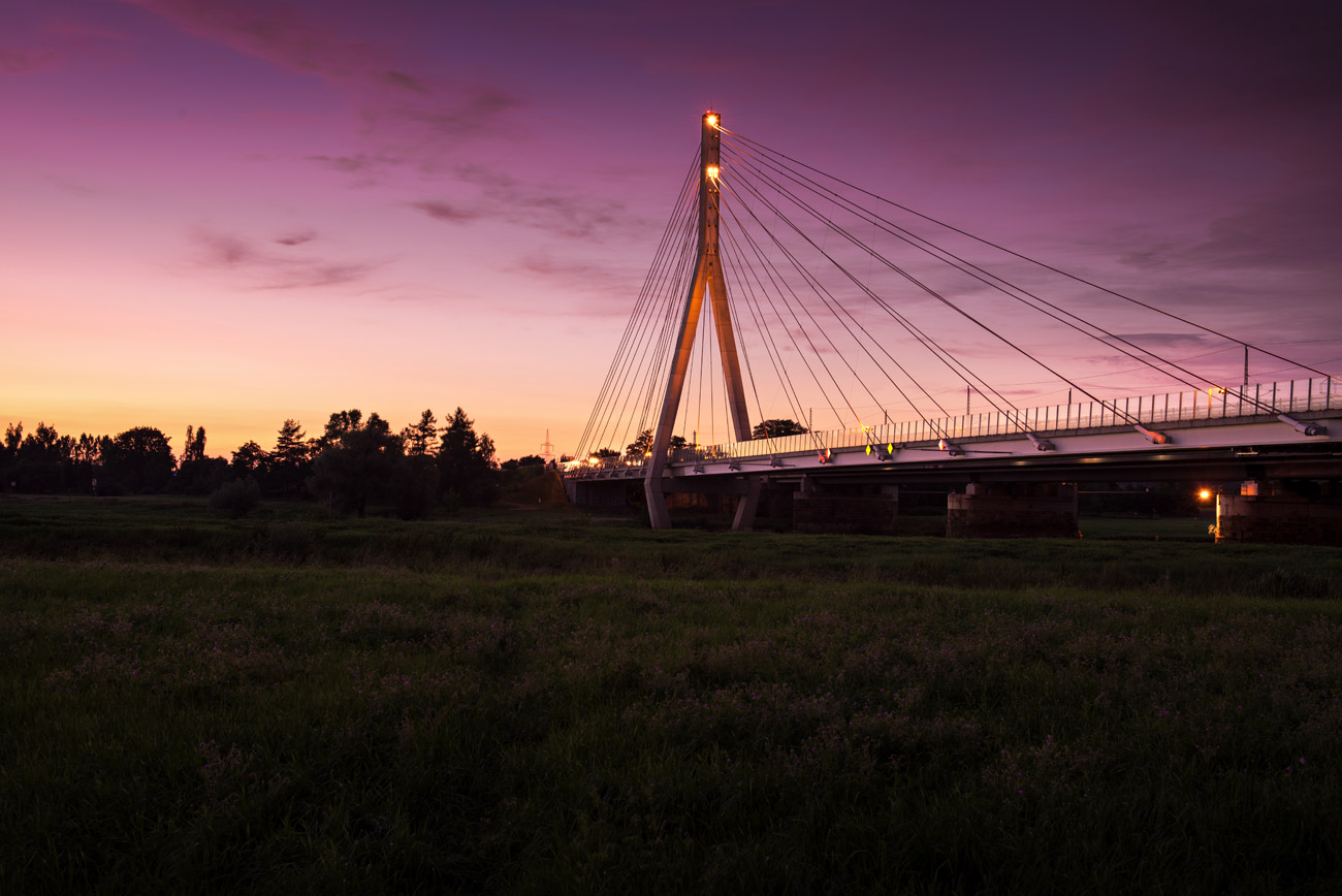 Fotomotiv in Radebeul. Die neue Brücke im Abendrot.