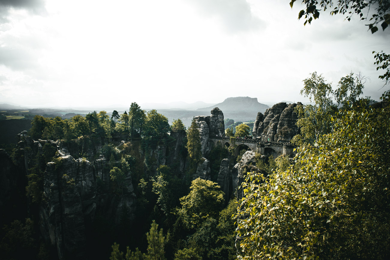 Fotografieren in der Säschsischen Schweiz. Beliebtes Motiv ist die Basteibrücke.