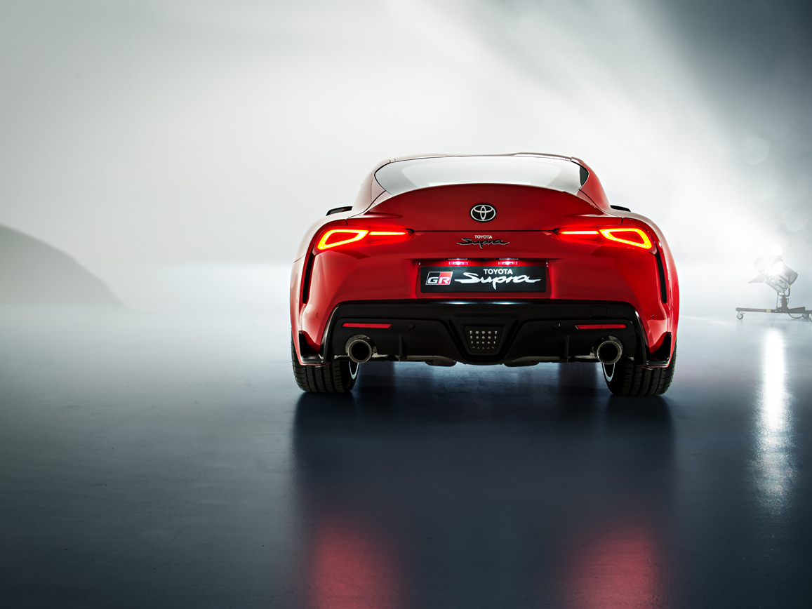 Mit Autofotograf phPics ein Auto im Studio fotografieren. Heckansicht des Toyota Supra A90.