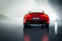 Mit Autofotograf phPics ein Auto im Studio fotografieren. Heckansicht des Toyota Supra A90.