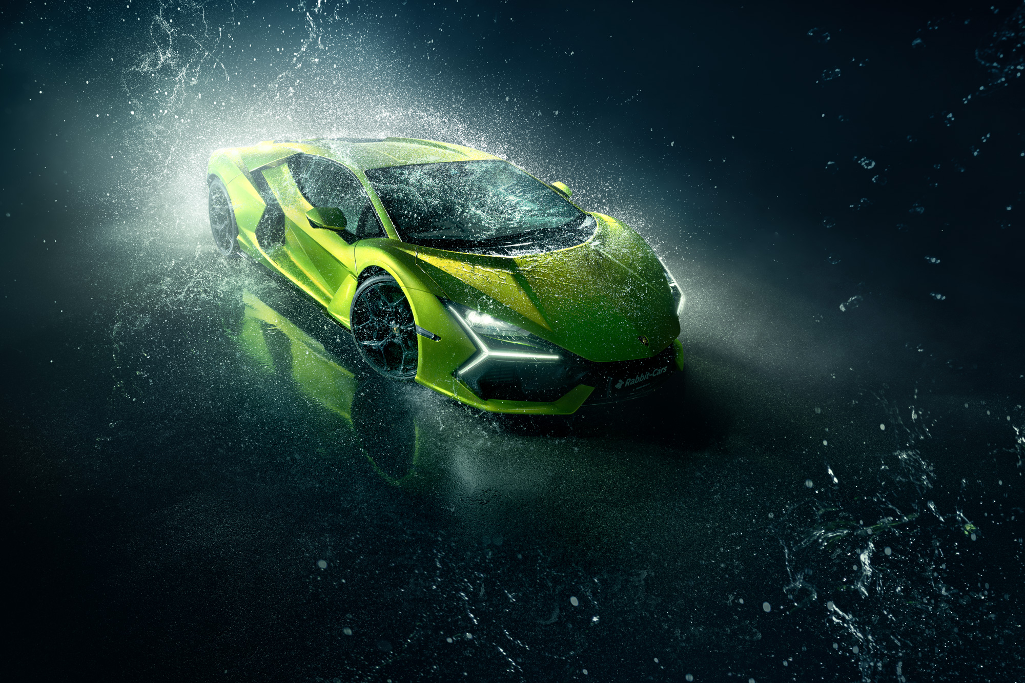 Lamborghini Revuelto in klassischer Dreiviertelansicht von vorne in der Nacht mit Spiegelung auf dem nassen Boden.